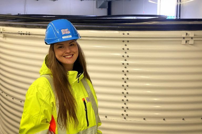 – Det begynner virkelig å synes både hvor stort og fint dette settefiskanlegget kommer til å bli