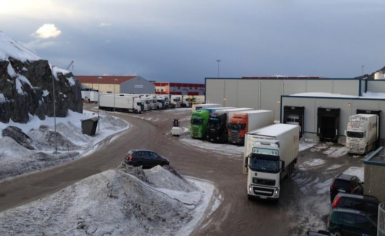 En rekke veier i Finnmark er stengt grunnet snøras. Cermaq håper på snarlig åpning