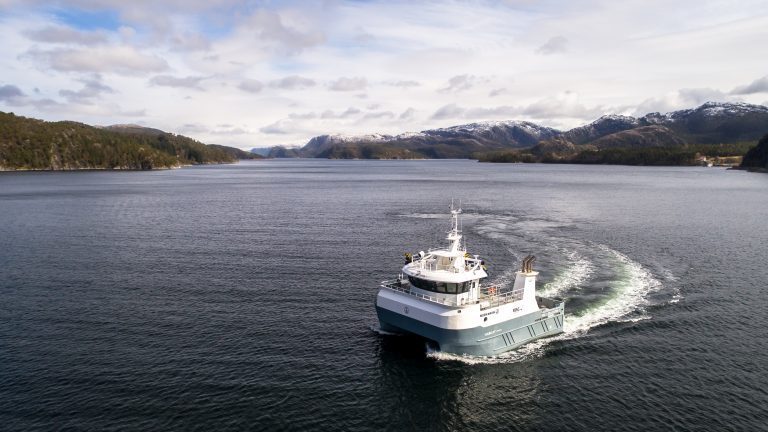 Moen Marin leverer verdens første servicekatamaran med bløggeanlegg
