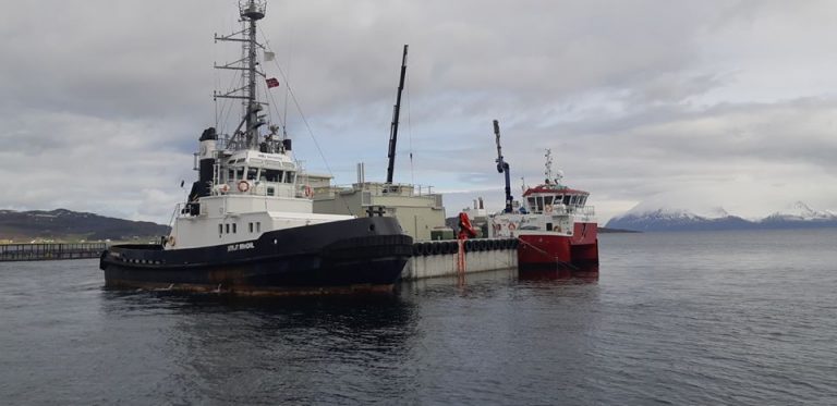 I fjor skrudde Nordlaks av dieselaggregatet på lokaliteten. Mandag ble det oppdaget at flere tusen liter diesel hadde rent ut i sjøen