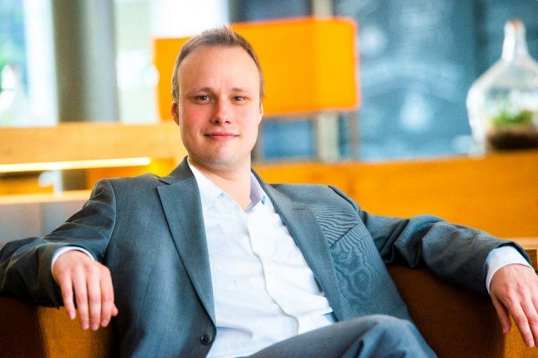Gründer trekker seg fra toppjobben i Bluegrove