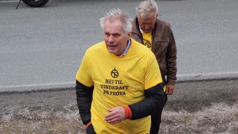 I fjor kjempet Witzøe mot bygging av vindkraftanlegget. Nå berømmer han utbygger for å støtte lokalsamfunnet