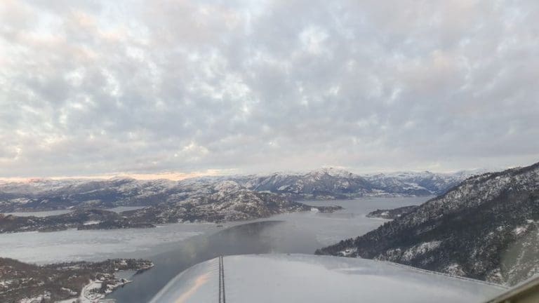 To arbeidsbåter gikk ned på islagt fjord