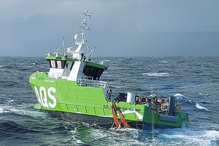 Nå har slepebåten kommet frem til “AQS Tor”, men avventer forsøk på oppkobling