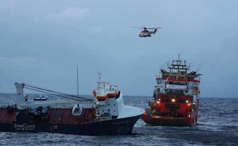“Eemslift Hendrika” under slep, nærmer seg Ålesund