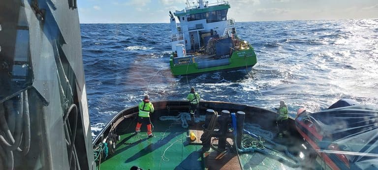 Nå har slepet av “AQS Tor” startet. Fartøyet ventes å nå Florø i natt