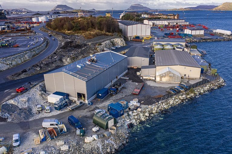I tanker inne i bygget svømmer 42.000 laks