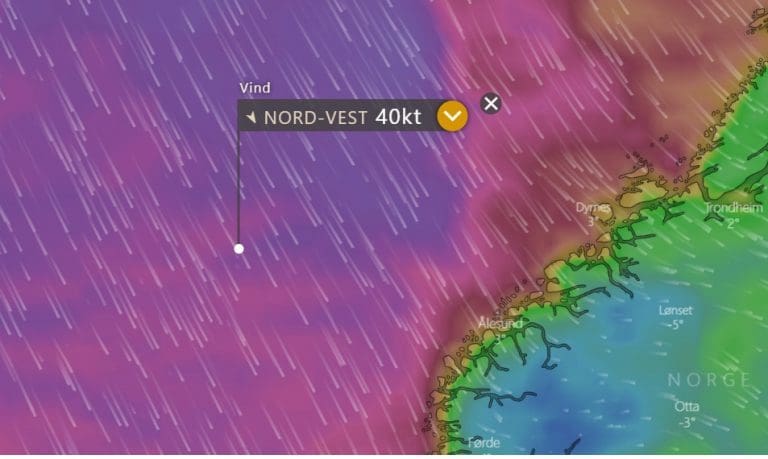 Kjemper for å redde skipet i 40 knops vind og 15 meter høye bølger: – Det er en uavklart situasjon