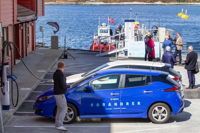 Verdens første lynlader for elbåt – og elbil – åpnet i Florø