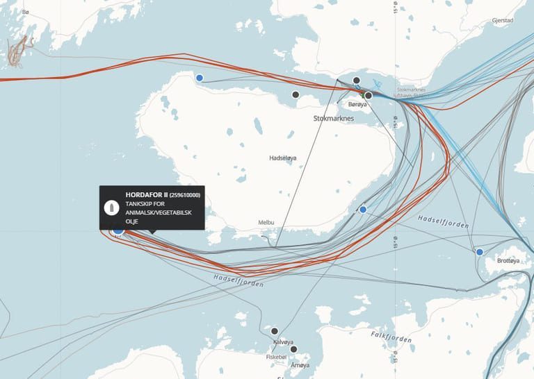 Ensilasjebåter i skytteltrafikk fra havfarmen “Jostein Albert”