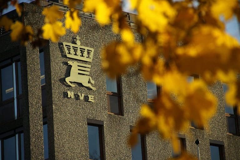 NVE skriver ut bøter til SalMar og NRS