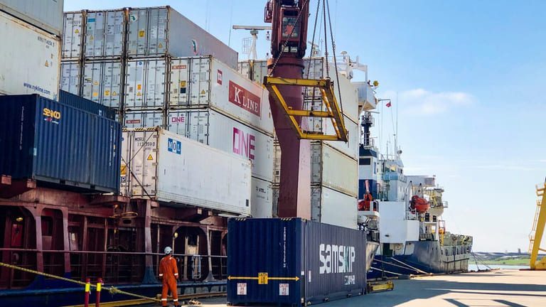 Sjømatruta fra Midt-Norge kan få nytt liv etter at Smyril Line stanset laksetransporten