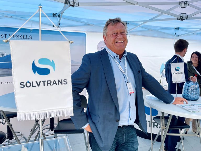 Det øser ned, men det er ingen sure miner i regnet på Aqua Nor