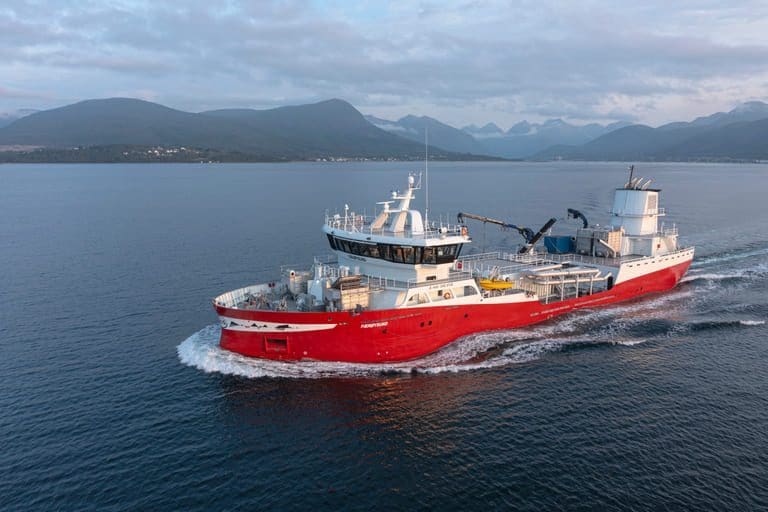 77 meter lange “Færøysund” er overlevert rederiet på Herøy