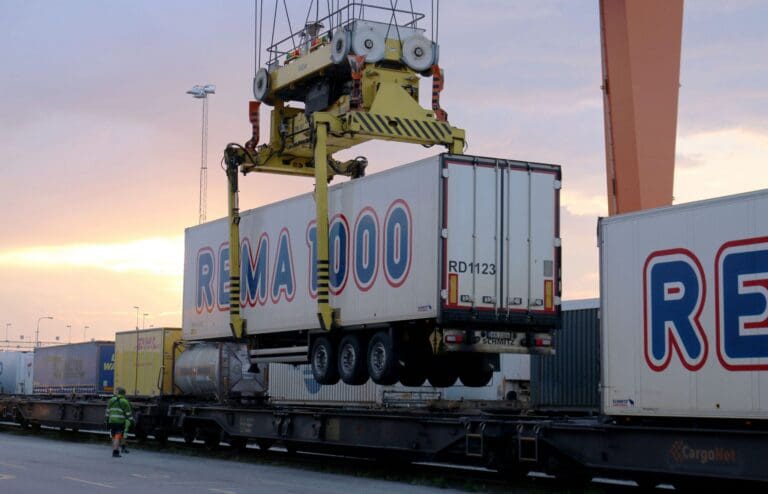 Omfattende logistikkproblemer sender lakseprisen opp