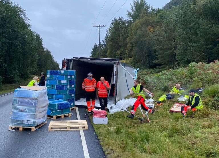 Laksetrailer veltet ved Lavik