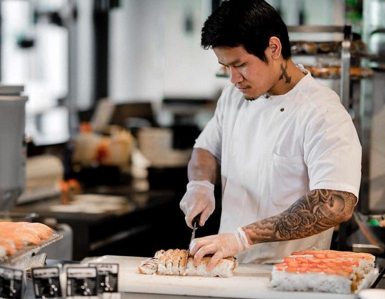 Vekstkåte Sabrura jakter 70 nye sushikokker: – Helt avgjørende for oss å få tak i disse folkene