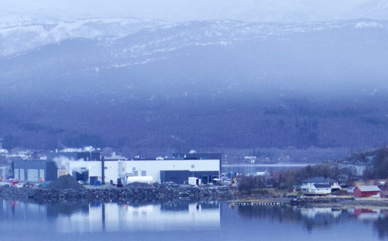 Det nye anlegget til SalMar på Senja har fått inn over 1.000 søknader om jobb