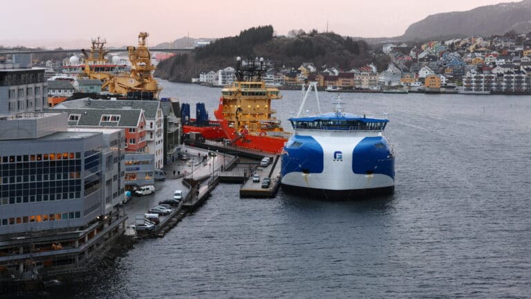 “Gåsø Høvding” på plass i Kristiansund. På søndag starter den jobben med å frakte slaktefisk