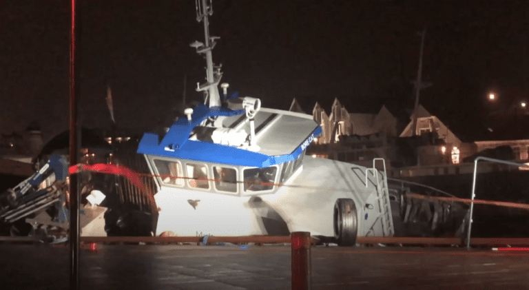 Her synker “Bore Cat” på Vågen i Stavanger