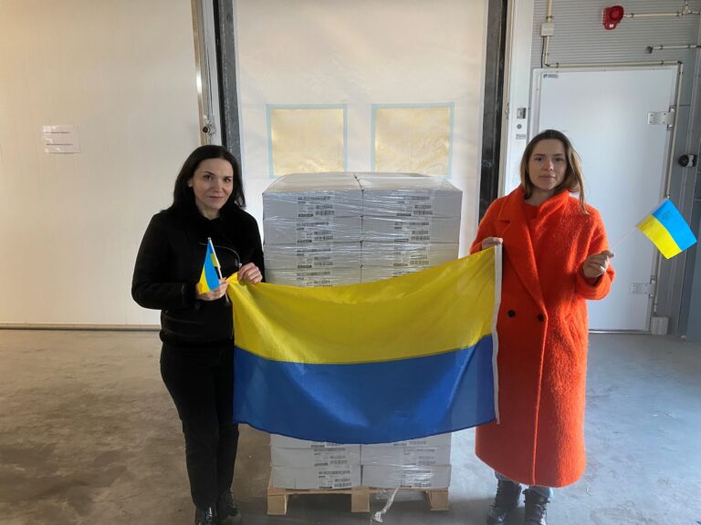 Firda Seafood og de ansatte donerer 60.000 måltid med Fjordørret til Ukraina