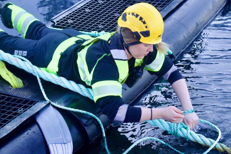 Nytter ikke å fryse på hendene når haneføttene strammes, selv om det bare er fire grader i sjøen