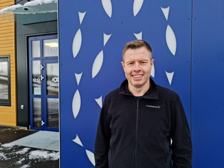Roald Jakobsen (46) er ansatt som produksjonsleder hos Salten Smolt