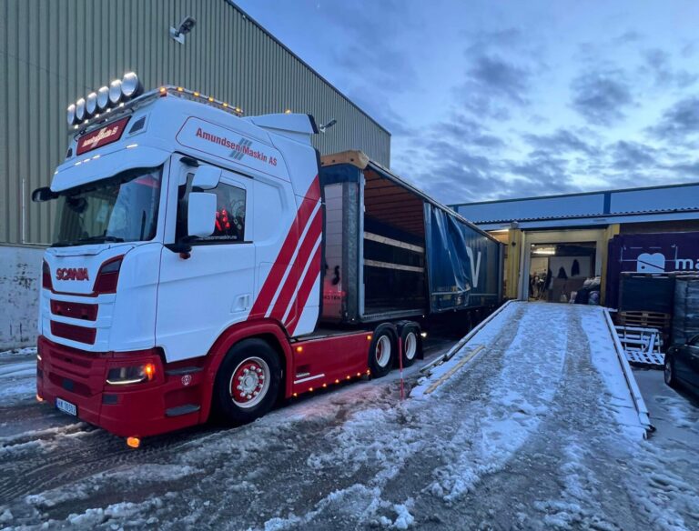 Oppdrettsnæringen i Nordland sponser åtte vogntog med Ukraina-hjelp. Nå er den første traileren på vei