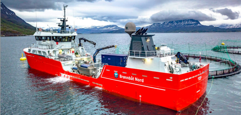 Brønnbåten &laquo;Lifjell&raquo; måtte slepes til kai i Harstad da vannet trengte inn