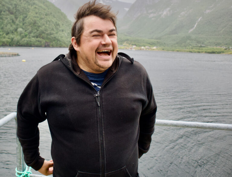 Hele familien fra Musken jobber på merdekanten i Tysfjord