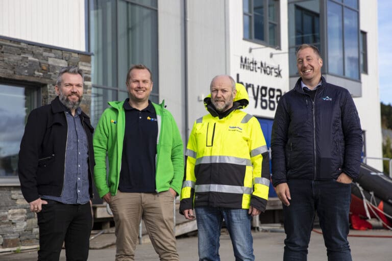 Når SalmoNor nå installerer landstrøm i kombinasjon med batterier på fôrflåtene, er de med på å redusere belastningen i kraftnettet