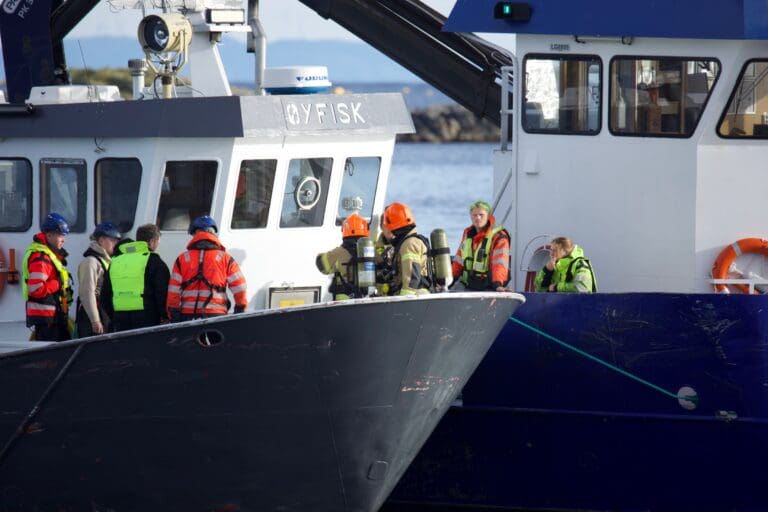 Oppdrettsbåt i brann
