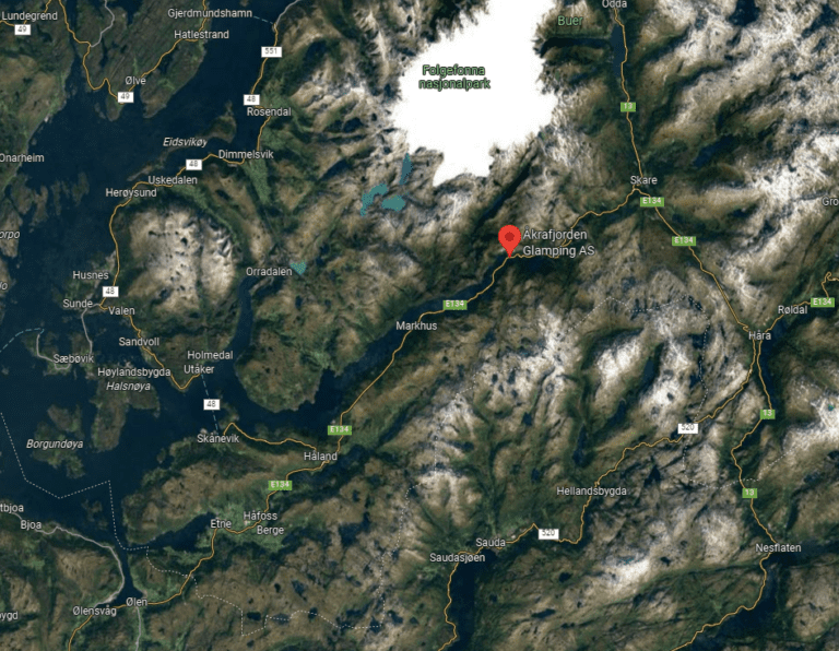 Mowi-slepebåt reddet barnefamilie etter at båten deres ble fanget i isen midtfjords