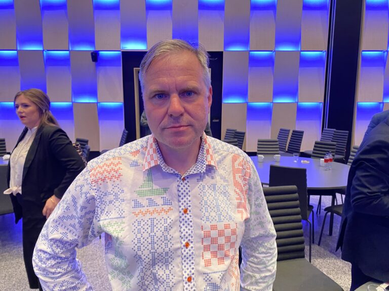 Mener Stortinget bør gripe inn etter landbasert-forsinkelse: – Ellers en helt håpløs situasjon for bransjen