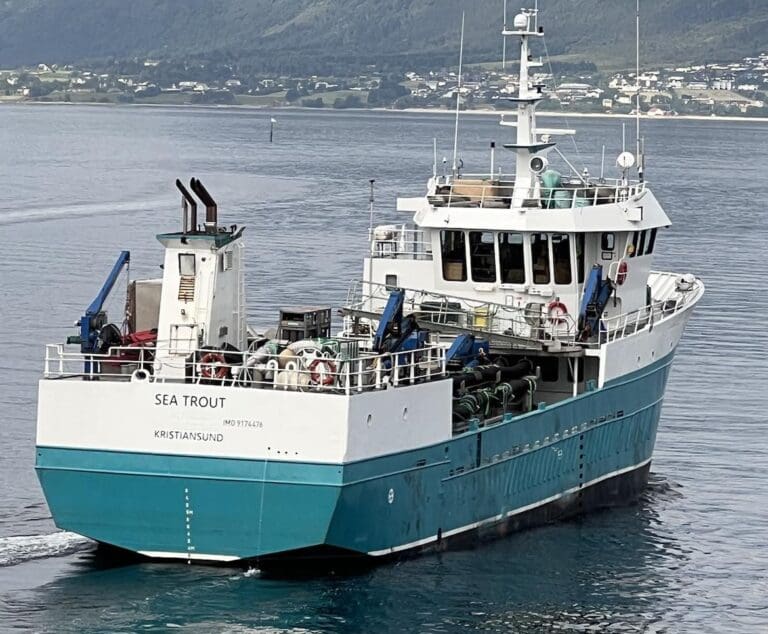 Brønnbåt i tilsynssak. Skal ha sluppet ut hundrevis av fisk ved Moltustranda