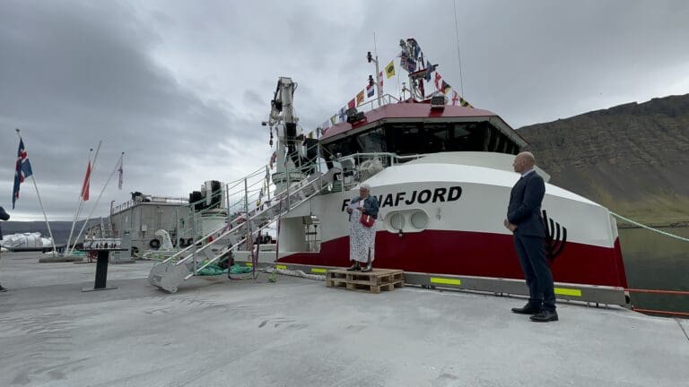 Abyss døpte servicekatamaran på Island