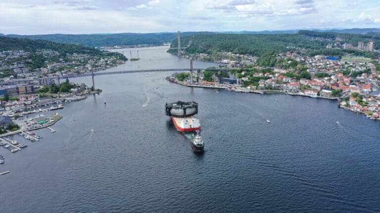 Her skipes verdens største smultring ut fra Bamble – på vei til Romsdalsfjorden