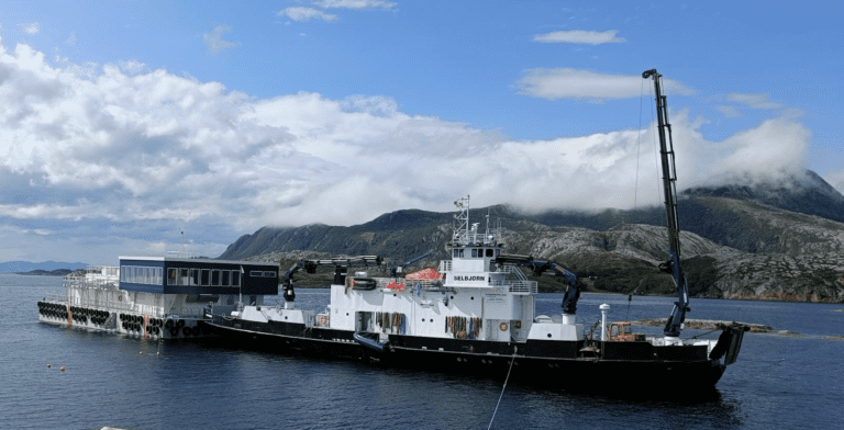 Her ankommer Gigante Salmons nye fôrflåte Rødøy