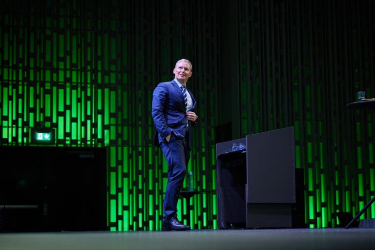 Mowi-sjef om oppdrett til havs: – En utopi