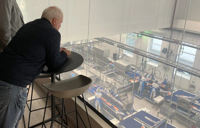 Høyretopp på foredlingsfabrikk: – Krevende å fjerne lakseskatten