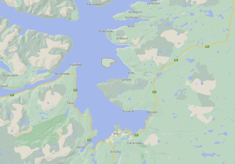 Røykutvikling fra fôrflåte i Altafjorden