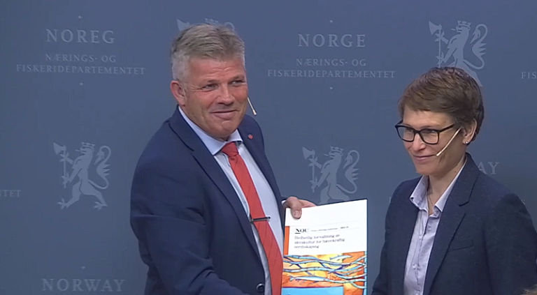 Hjem til traktoren på Lurøy