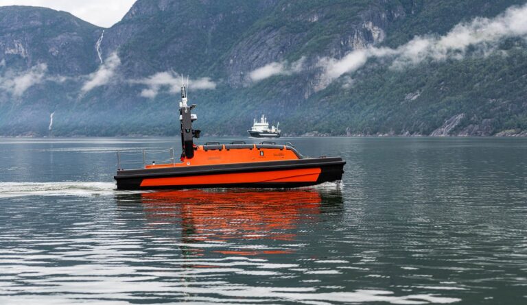 HI tester ubemannede båter og kajakkdroner i Hardangerfjorden