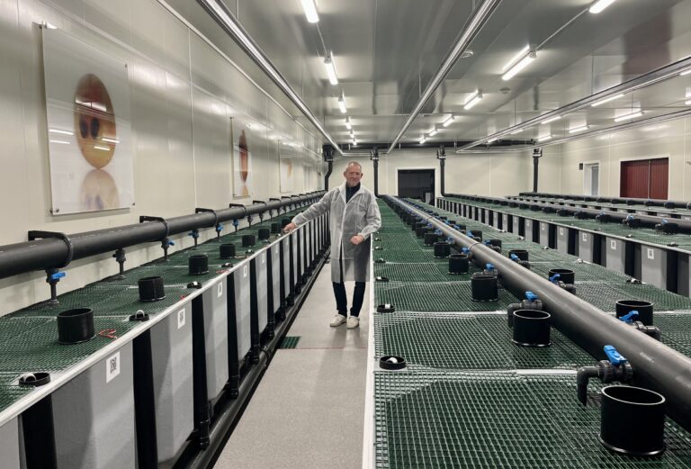 Her lages 350 laksefamilier i året. Bli med inn i Benchmarks helligste rom.