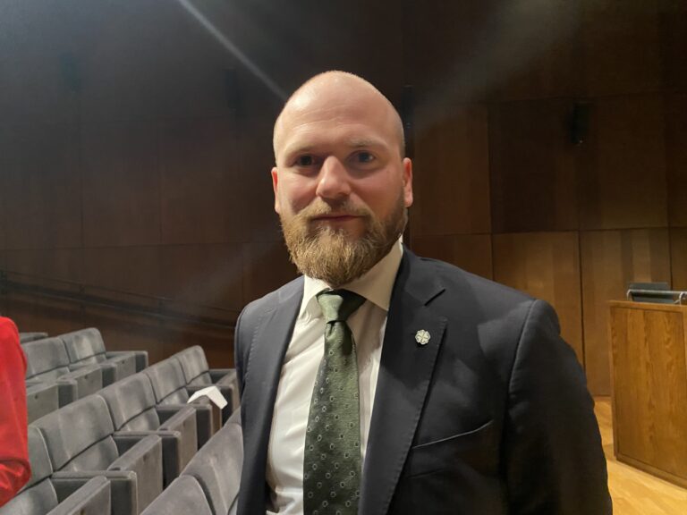 Næringskomitéens leder vil krisemaksimeringen til livs