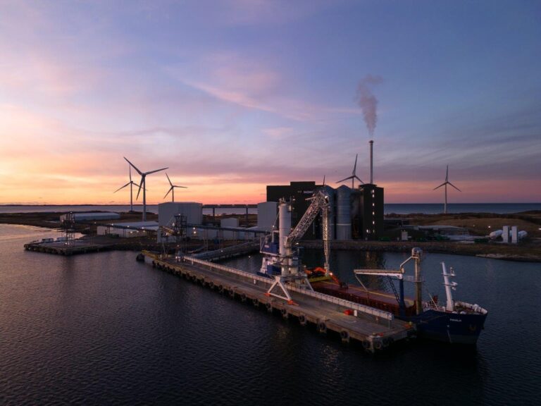 Glamox hjelper Mowi med energieffektiv belysning på Valsneset