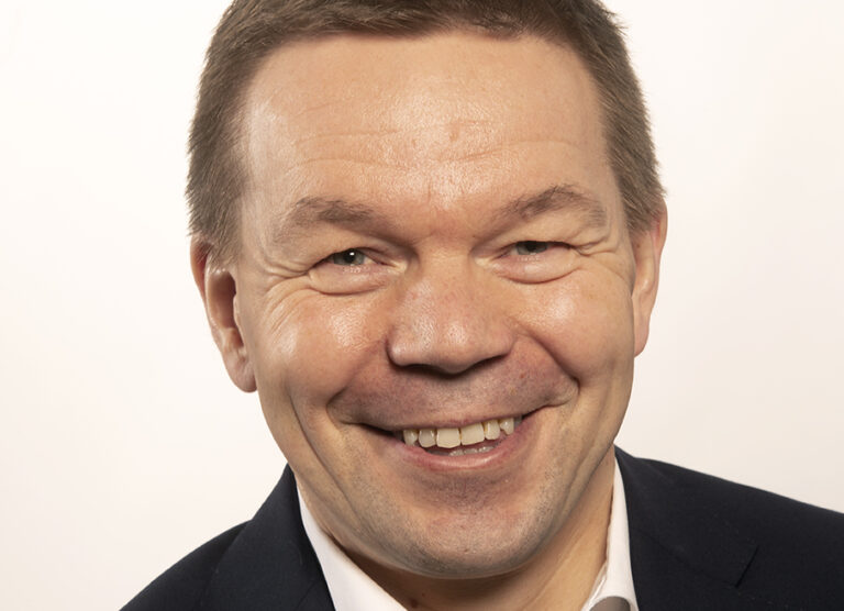 Han tar over roret i Moen Marin