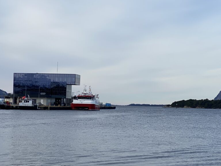Oppdrettere har flyttet inn i &laquo;penthousen&raquo; til Florøs nye signalbygg
