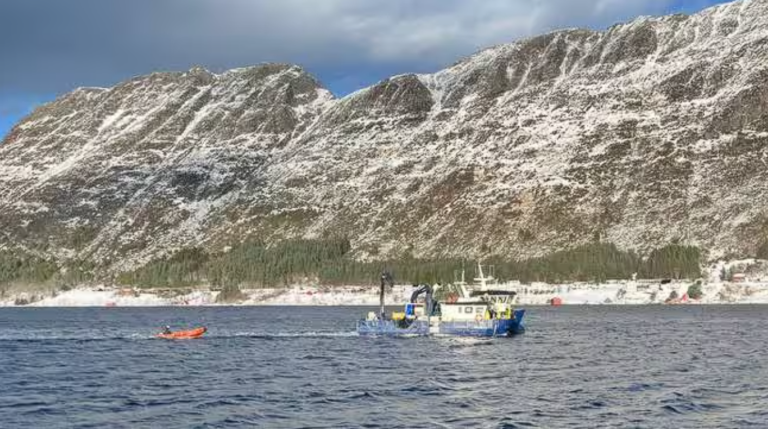 Arbeidsbåt grunnstøtte og tok inn vann