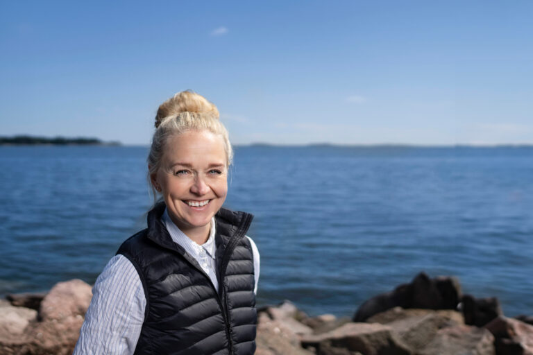 Leverer fiskemat laget av biprodukter fra regnbueørret til mer enn 500 matbutikker